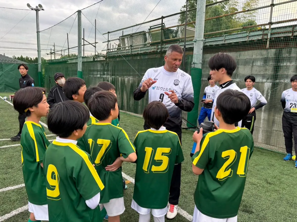 ジュニア選手に指導するワシントン氏